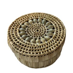 Beachy Vintage Shell Lidded Basket Storage Trinket Raffia